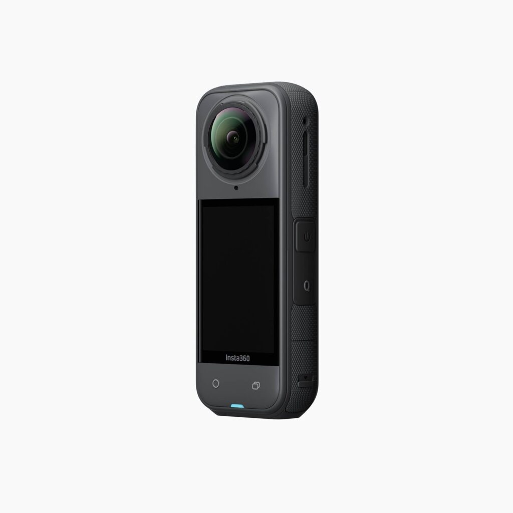 Câmera 360 Insta360 X5 visto de frente